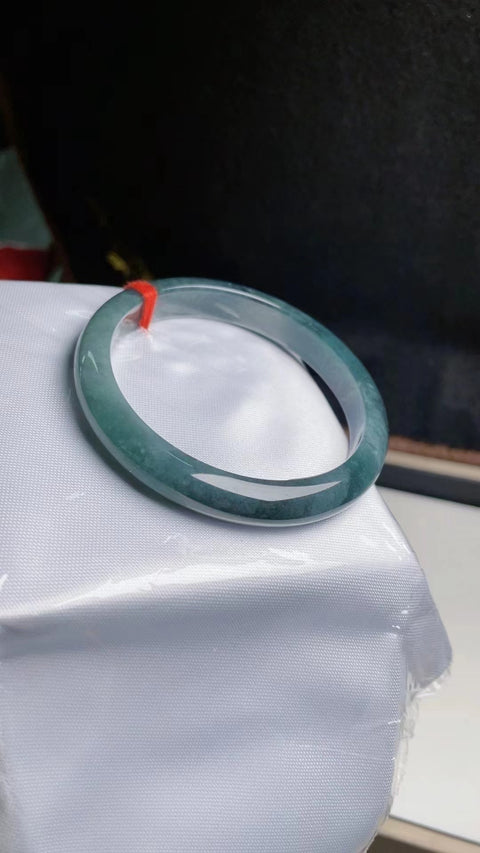 Bahan batu giok alami Bahan batu giok tua Bahan dasarnya halus dan hangat Ukuran 52mm Batu giok ini terbentuk secara alami Pola acak Termasuk ongkos kirim dan pajak
