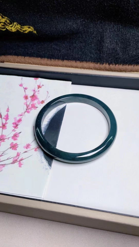 Bahan batu giok alami Bahan batu giok tua Bahan dasarnya halus dan hangat Ukuran 57mm Batu giok ini terbentuk secara alami Pola acak Termasuk ongkos kirim dan pajak