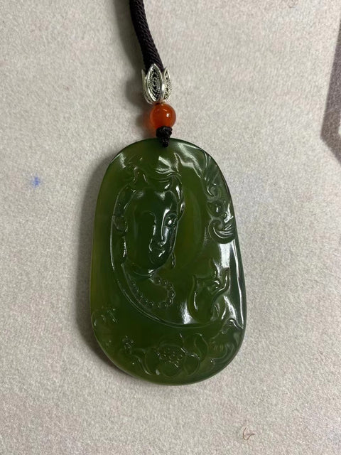 Liontin Cui Jade Guanyin Alami Ukuran 55.8 * 34.7mm Giok bersih, halus dan hangat Termasuk pajak pengiriman