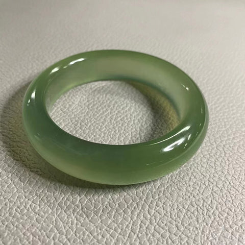 Gelang Hijau Fluorescent Jade Cui Alami Ukuran 55,2 mm Lebar Samping 15,3 mm Batu giok ini terbentuk secara alami dan polanya acak Sudah termasuk pajak pengiriman.