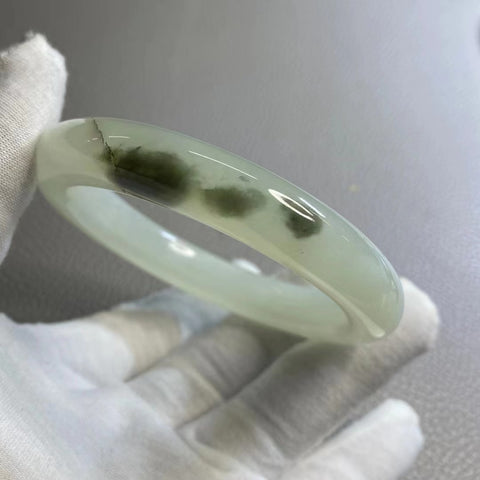 Gelang Giok Cui Alami Ukuran 59-61mm Lebar 12mm Giok ini terbentuk secara alami dan polanya acak Sudah termasuk pajak pengiriman.