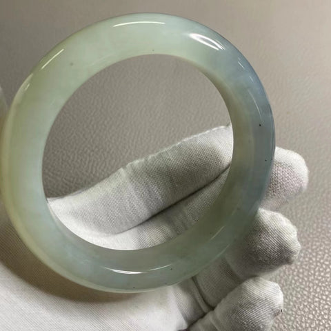 Gelang Es Giok Cui Giok Abu-Abu Alami Ukuran 61-63mm Lebar Sisi 15.4mm Giok ini terbentuk secara alami dan polanya acak Sudah termasuk ongkos kirim dan pajak.