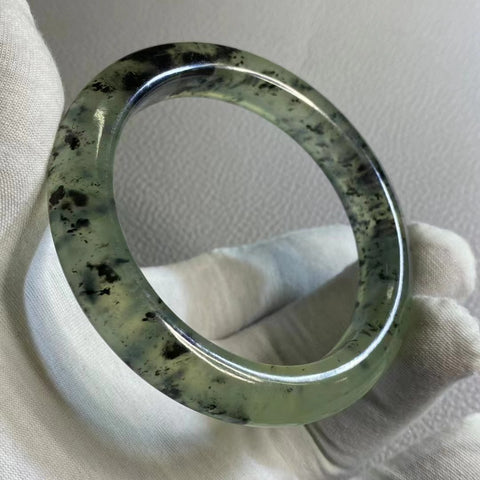 Gelang Es Giok Cui Giok Alami Ukuran 61-63mm Lebar Sisi 12.4mm Giok ini terbentuk secara alami dan polanya acak Sudah termasuk pajak pengiriman.