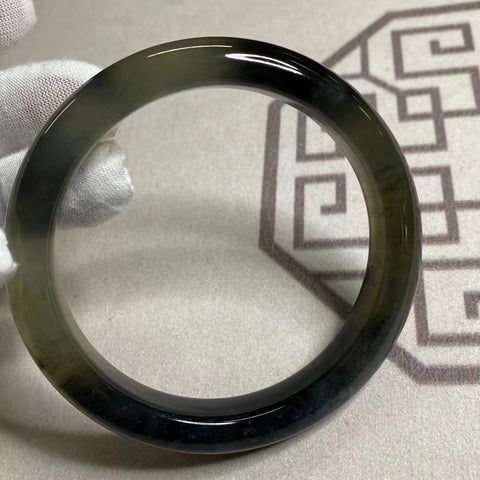 Gelang Es Giok Cui Giok Abu-abu Ukuran 64-66mm Lebar Sisi 12.5mm Giok ini terbentuk secara alami dan polanya acak Sudah termasuk ongkos kirim dan pajak.