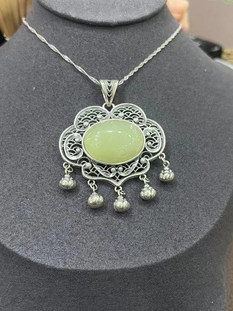 Kalung Kunci Perdamaian Giok Kuning dan Putih Alami 925 perak bertatahkan perak dengan tekstur halus Ukuran 16 * 23mm Sudah termasuk pajak pengiriman.