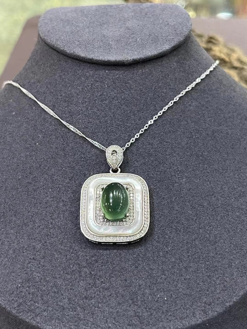 Kalung Giok dan Bunda Mutiara Alami dengan tekstur yang lembut, sudah termasuk ongkos kirim dan pajak.