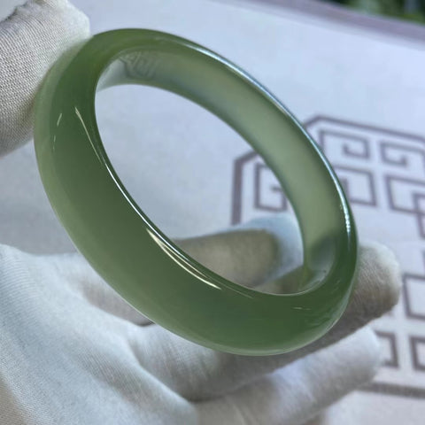 Gelang Giok Cui Alami Ukuran 61-63mm Lebar Sisi 15.5mm Giok terjadi secara alami Pola acak Pengiriman dan pajak sudah termasuk.