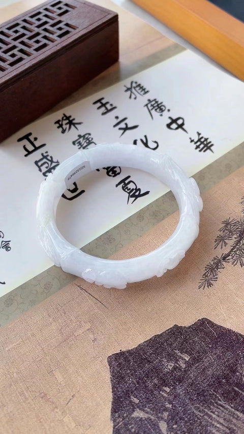 Gelang Bunga Ukiran Jadeite Alami Bahan Pit Tua Bagian Bawah Halus dan Hangat Ukuran 54.5mm Termasuk Pajak Pengiriman Batu Giok semuanya terjadi secara alami Pola acak Termasuk Pajak Pengiriman