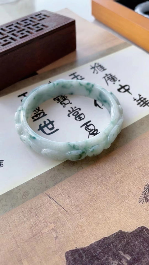 Gelang Bunga Ukiran Jadeite Alami Bahan Pit Tua Bahan Hangat Hangat Bawah Bawah Penuh Ukuran Kepala Penuh 57.4mm Giok semuanya adalah Pola yang terjadi secara alami Pajak Pengiriman Acak Termasuk