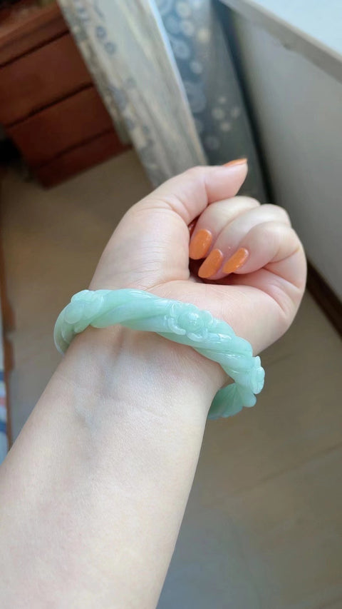 Gelang Bunga Ukiran Jadeite Alami Bahan Pit Tua Bahan Bawah Kepala Halus dan Hangat Ukuran Kepala 60mm Batu giok adalah pola yang muncul secara alami setiap saat Pajak pengiriman sudah termasuk.
