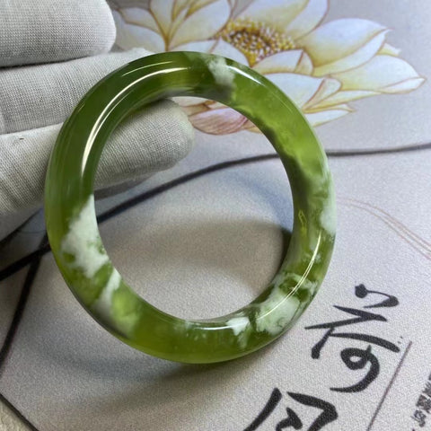 Gelang Giok Cui Alami Ukuran 59-61mm Lebar Sisi 13.2mm Giok alami dan polanya acak Sudah termasuk ongkos kirim dan pajak.