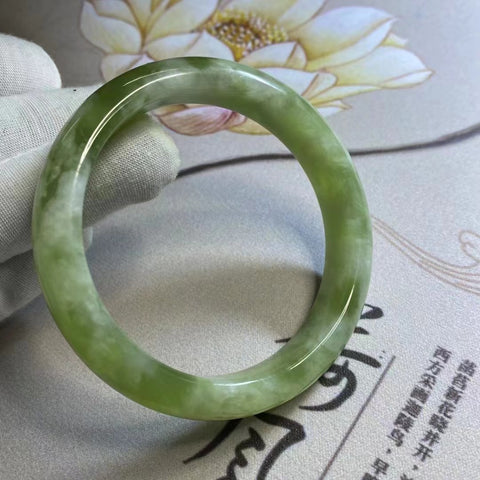 Gelang Giok Cui Alami Ukuran 61-63mm Lebar Sisi 13.4mm Giok alami dengan pola acak Pengiriman dan pajak sudah termasuk.