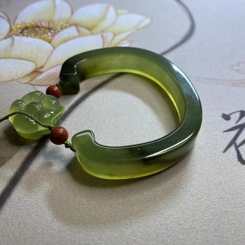 Gelang bentuk c halus giok Cui Giok Alami Ukuran 53-55mm lebar 11mm Giok terjadi secara alami Pola acak termasuk pajak pengiriman