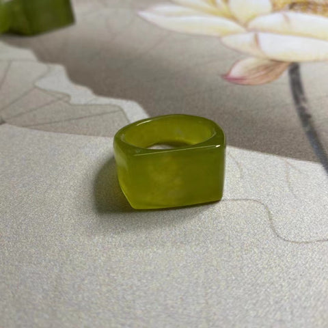 Cincin Giok Alami Pria Giok bersih dan halus Ukuran 21.9mm Sudah termasuk ongkos kirim dan pajak.