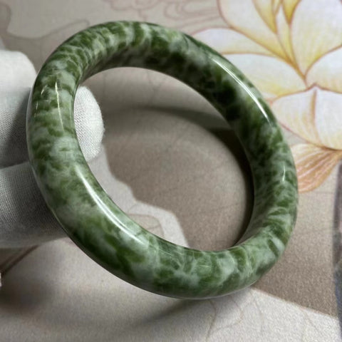 Gelang Giok Cui Alami Ukuran 57-59mm Lebar Sisi 14.3mm Giok ini terbentuk secara alami dan polanya acak Sudah termasuk ongkos kirim dan pajak.