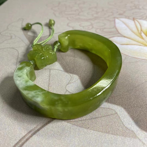 Gelang Giok Cui Alami Ukuran 55-57mm Lebar Sisi 13mm Giok alami dengan pola acak Pengiriman dan pajak sudah termasuk.