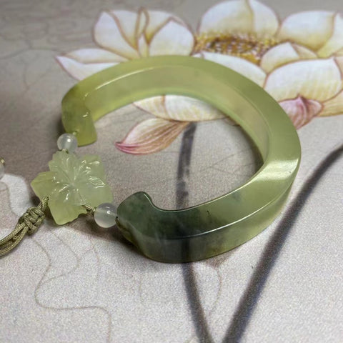 Gelang giok Cui Cui alami Ukuran 57-59mm Lebar 11.8mm Giok terjadi secara alami Pola acak Pengiriman dan pajak sudah termasuk.