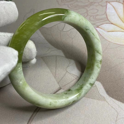 Gelang Giok Cui Alami Ukuran 62-64mm Lebar Sisi 15.9mm Giok terjadi secara alami Pola acak Pengiriman dan pajak sudah termasuk.