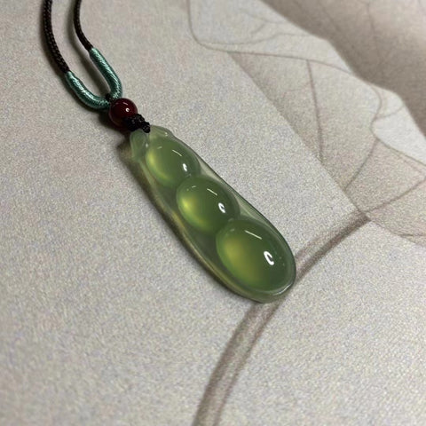 Liontin Hijau Giok Cui Giok Alami Kacang Musiman Damai Ukuran 39 * 18mm Sudah termasuk pajak pengiriman.