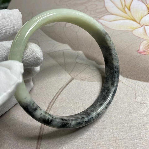 Gelang Giok Cui Giok Setengah Tinta Setengah Giok Ukuran 67-69mm Lebar 14.4mm Giok ini terbentuk secara alami dan polanya acak Sudah termasuk ongkos kirim dan pajak.