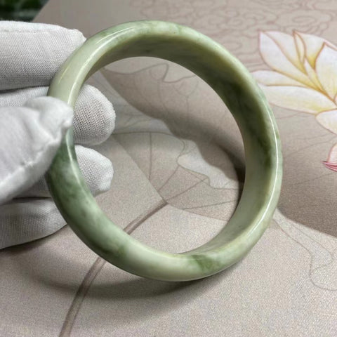 Gelang Giok Cui Alami Ukuran 67-69mm Lebar Sisi 16.7mm Batu giok terbentuk secara alami dan polanya acak. Sudah termasuk ongkos kirim dan pajak.