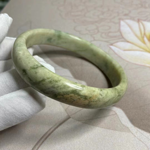 Gelang Giok Cui Alami Ukuran 68-70mm Lebar 14.4mm Giok ini terbentuk secara alami dan polanya acak Sudah termasuk pajak pengiriman.