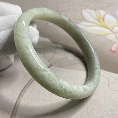 Gelang Hijau Minyak Giok Cui Giok Alami Ukuran 66-68mm Lebar Sisi 12.1mm Giok ini terbentuk secara alami dan polanya acak Sudah termasuk pajak pengiriman.