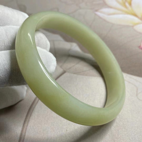 Gelang Giok Cui Alami Giok berminyak Ukuran 64-66mm Lebar 14.5mm Giok terjadi secara alami Pola acak Termasuk ongkos kirim dan pajak.