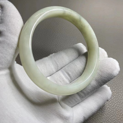 Gelang Giok Cui Alami Ukuran 59-61mm Lebar 13.2mm Giok ini terbentuk secara alami dan polanya acak Sudah termasuk pajak pengiriman.