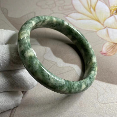 Gelang Giok Cui Alami Ukuran 59-61mm Lebar 13.7mm Giok ini terbentuk secara alami dan polanya acak Sudah termasuk pajak pengiriman.