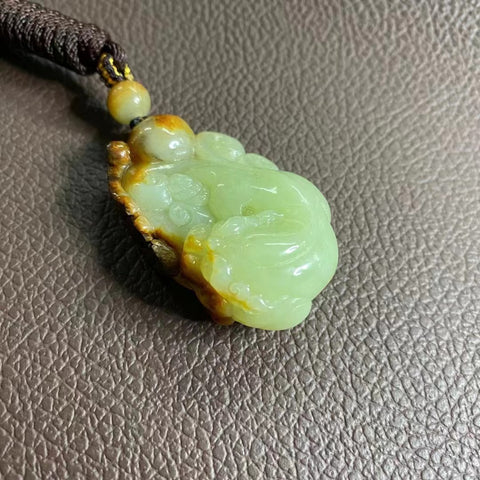 Liontin giok nefrit kuning dan putih alami Giok baik-baik saja dan hangat Ukuran 50 * 30.7mm Termasuk ongkos kirim dan pajak