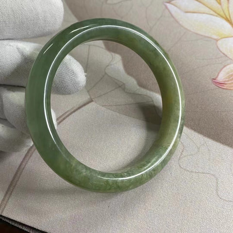 Gelang Bunga Terapung Air Biru Giok Cui Jade Alami Ukuran 57-59mm Lebar 12.2mm Batu giok ini terbentuk secara alami dan polanya acak Sudah termasuk pajak pengiriman.