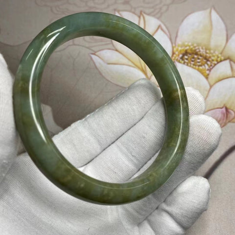Gelang Bunga Terapung Air Biru Giok Cui Jade Alami Ukuran 61-63mm Lebar 12.1mm Batu giok ini terbentuk secara alami dan polanya acak Sudah termasuk pajak pengiriman.