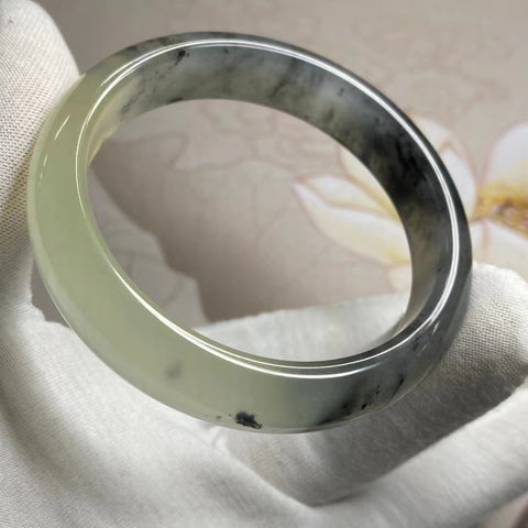 Gelang Batu Giok Cui Alami Setengah Tinta Setengah Air Ukuran 57-59mm Lebar Sisi 13.6mm Batu giok terbentuk secara alami dan polanya acak Sudah termasuk pajak pengiriman.