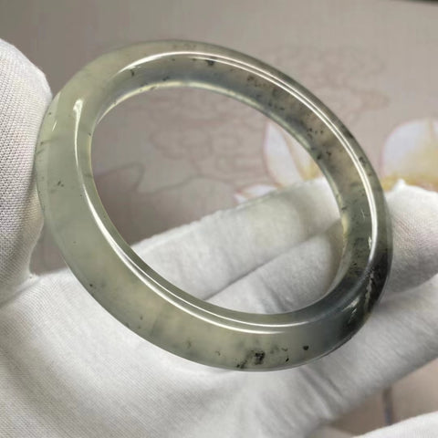 Gelang Batu Giok Cui Alami Setengah Tinta Setengah Air Ukuran 59-61mm Lebar Sisi 11mm Batu giok terbentuk secara alami dan polanya acak Sudah termasuk pajak pengiriman.