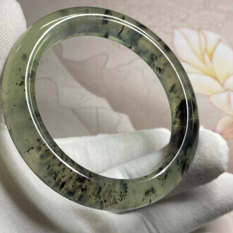 Gelang Batu Giok Cui Alami Setengah Tinta Setengah Air Ukuran 61-63mm Lebar 12.5mm Batu giok ini terbentuk secara alami dan polanya acak Sudah termasuk pajak pengiriman.