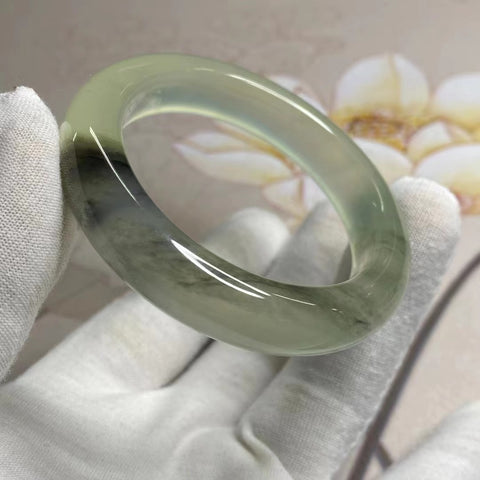 Gelang Batu Giok Cui Alami Setengah Tinta Setengah Air Ukuran 49-51mm Lebar 12.3mm Batu giok ini terbentuk secara alami dan polanya acak Sudah termasuk pajak pengiriman.