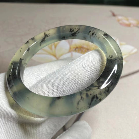 Gelang Batu Giok Cui Alami Setengah Tinta Setengah Air Ukuran 53-55mm Lebar Sisi 10mm Batu giok terbentuk secara alami dan polanya acak Sudah termasuk pajak pengiriman.