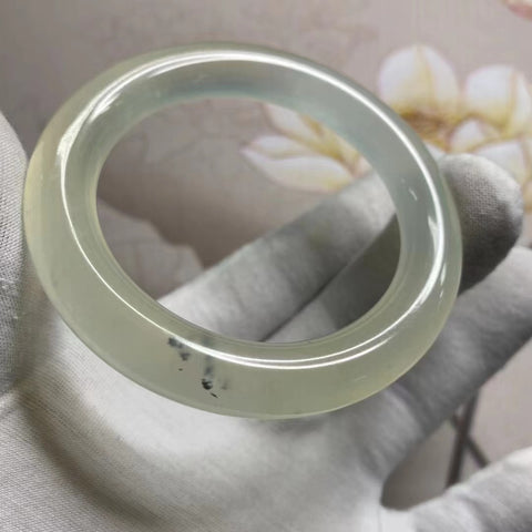 Gelang Gelang Giok Cui Giok Bulat Ukuran 53-55mm Lebar Sisi 10.8mm Giok ini terbentuk secara alami dan polanya acak Sudah termasuk pajak pengiriman.