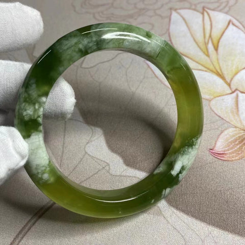 Gelang Gelang Giok Cui Giok Hijau Titi Ukuran 57-59mm Lebar 13mm Giok ini terbentuk secara alami dan polanya acak Sudah termasuk ongkos kirim dan pajak.