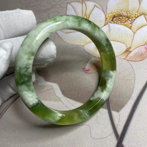 Gelang Gelang Giok Cui Jade Hijau Titi Milkcap Ukuran 61-63mm Lebar Samping 12.6mm Giok ini terbentuk secara alami dan polanya acak Sudah termasuk ongkos kirim dan pajak.