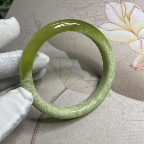 Gelang Giok Cui Alami Ukuran 62-64mm Lebar 11.8mm Giok ini terbentuk secara alami dan polanya acak Sudah termasuk pajak pengiriman.