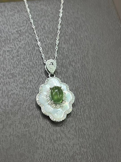 Liontin Bunda Mutiara Giok Cui Giok Perak Tatahan Alami Ukuran 9 * 7mm Giok bersih, halus dan hangat Termasuk ongkos kirim dan pajak.