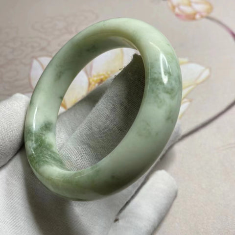 Gelang Giok Cui Alami Ukuran 55-57mm Lebar Sisi 15.2mm Giok ini terbentuk secara alami dan polanya acak Sudah termasuk ongkos kirim dan pajak.