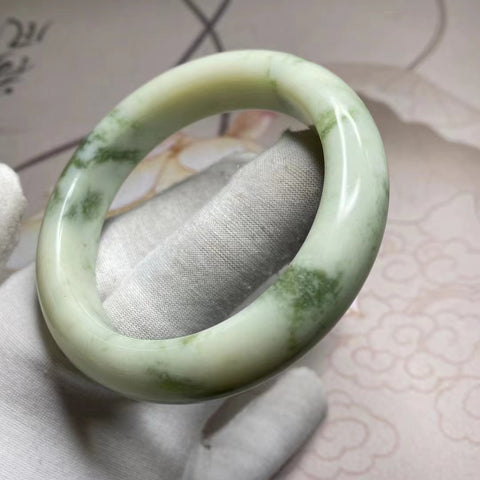 Gelang Giok Cui Alami Ukuran 57-59mm Lebar Sisi 14.8mm Batu giok terbentuk secara alami dan polanya acak Sudah termasuk ongkos kirim dan pajak.