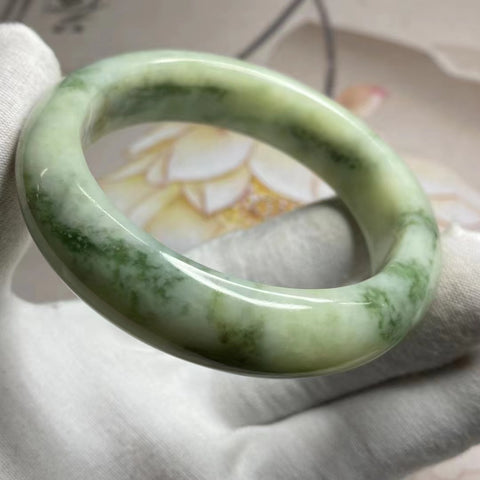 Gelang Giok Cui Alami Ukuran 57-59mm Lebar Sisi 15.6mm Giok ini terbentuk secara alami dan polanya acak. Sudah termasuk ongkos kirim dan pajak.