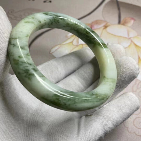 Gelang Giok Cui Giok Minyak Tua Cui Ukuran 59-61mm lebar 13mm Giok ini terbentuk secara alami dan polanya acak Sudah termasuk pajak pengiriman.