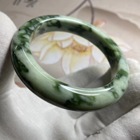 Gelang Giok Cui Alami Ukuran 59-61mm Lebar 13.5mm Giok ini terbentuk secara alami dan polanya acak Sudah termasuk pajak pengiriman.