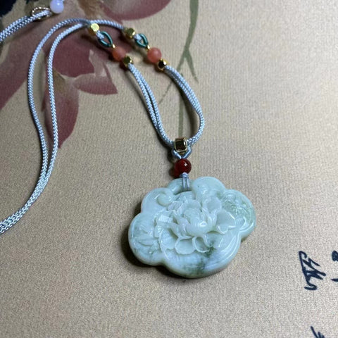 Liontin Giok Cui Alami Ukuran 45 * 35mm Sudah termasuk pajak pengiriman.