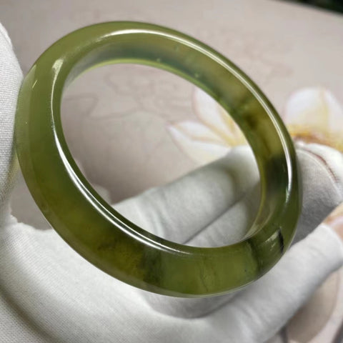 Gelang Es Hijau Warna Musim Semi Giok Cui Giok Alami Ukuran 55-57mm Lebar Sisi 12.2mm Giok ini terbentuk secara alami dan polanya acak Sudah termasuk pajak pengiriman.